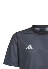 Maglietta sportiva grigio scuro a maniche corte con scollo rotondo, caratterizzata da un sottile motivo geometrico e logo bianco sul lato sinistro del petto.