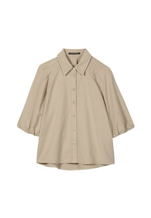 Beige Bluse mit dreiviertel Ärmeln, spitzem Kragen und vorderer Knopfleiste, aus leichtem Stoff gefertigt.