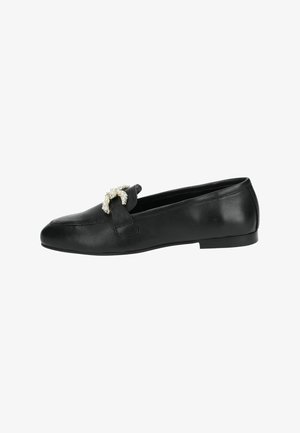 Mocassin en cuir noir avec une semelle plate, arborant une boucle décorative ornée de perles à l'avant, texture lisse et sans détails de couture visibles.