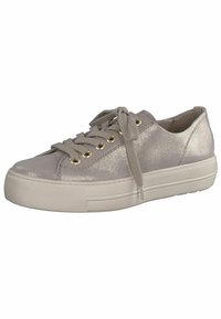 Sneaker grigie chiare con una finitura metallica, dotate di occhielli rotondi dorati, lacci piatti e una spessa suola in gomma bianca.