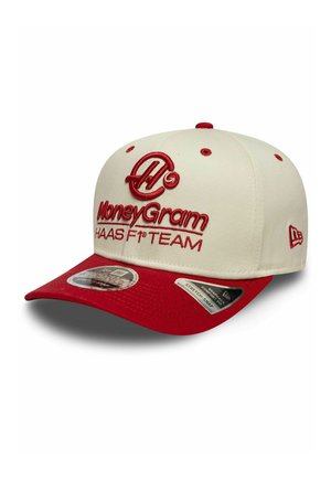 Weiße und rote Baseballkappe mit aufgesticktem MoneyGram Haas F1 Team-Logo vorne und New Era-Logo an der Seite.