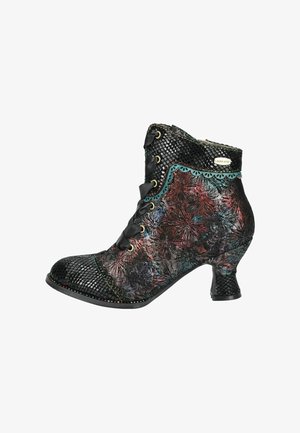 Schwarze Ankle-Boots mit strukturierter Oberfläche, mehrfarbigem Blumenmuster, Schnürung vorne, gewelltem Rand und einem kurzen Blockabsatz.
