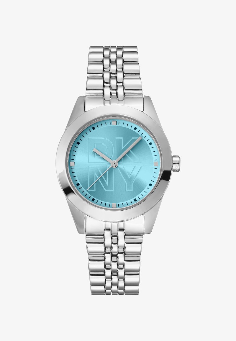 Zilveren metalen horloge met een ronde kast en een lichtblauwe wijzerplaat met uurmarkeringen. De band is gemaakt van elkaar in elkaar grijpende metalen schakels.