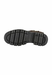 Suela de goma negra con surcos profundos, con forma redondeada y marca en relieve. Textura suave con un diseño robusto para mayor tracción.