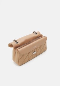 COACH QUILTED COVERED TABBY SHOULDER BAG - Mala a tiracolo - buff