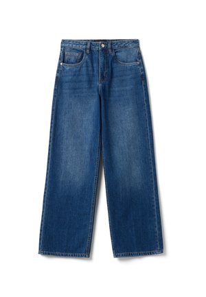 Vaqueros denim azules de pierna recta con botón frontal, cremallera, trabillas para el cinturón y diseño de cinco bolsillos sobre fondo blanco.