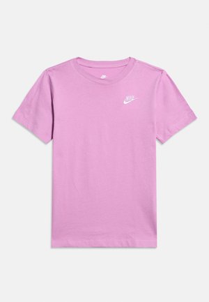 Svijetlofioletna Nike majica kratkih rukava s okruglim izrezom i malim bijelim Nike logotipom na lijevoj strani prsa na bijeloj pozadini.