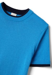 Blauw katoenen T-shirt met korte mouwen, voorzien van een marineblauwe geribbelde kraag en mouwboorden. Glad oppervlak, eenvoudig ontwerp.