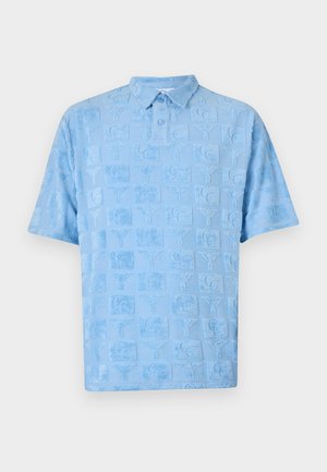 Lichtblauwe polo met korte mouwen, met een gestructureerd patroon van vierkanten en abstracte ontwerpen in een licht verhoogde fluwelen stof.