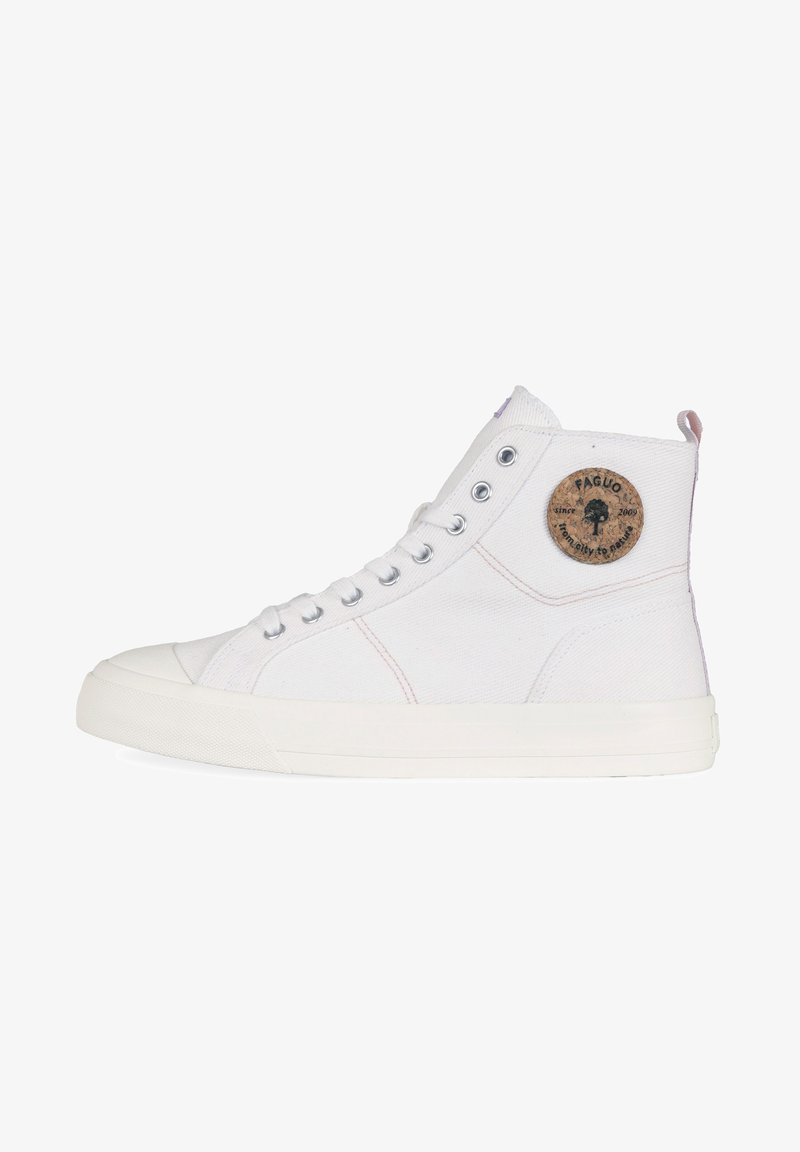 Witte hoge canvas sneakers met metalen oogjes, rubberen zool en een ronde kurken logo-patch aan de zijkant van de enkel.