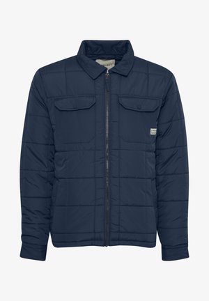 Mornarsko modra prešita jakna s sprednjim zadrgo, dvema žepoma na prsih in zložljivim ovratnikom. Gladka tekstura in lahka zasnova.