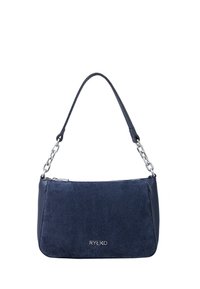 Borsa in suede blu navy con dettagli in pelle e tracolla in catena argentata. Presenta una chiusura con zip e logo in rilievo sul davanti. Forma rettangolare.