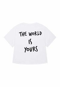 Witte katoenen T-shirt met korte mouwen, voorzien van gedurfde zwarte tekst op de achterkant die luidt: "DE WERELD IS VAN JOU."