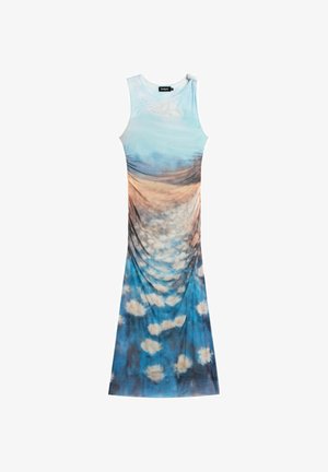 Ärmelloses Maxikleid mit Farbverlauf-Himmel- und Wolkenmuster, das ein geknotetes Detail an der rechten Schulter und geraffte Seiten zeigt.