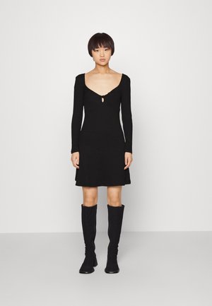 Pieces Petite PCTEGAN TIE DRESS - Φόρεμα-πουλόβερ - black
