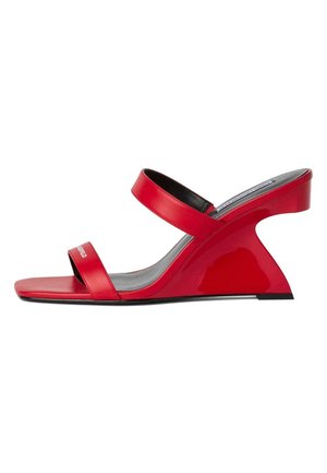 Sandalo con zeppa rossa con due cinturini, punta quadrata e tacco scolpito, dal design minimalista e moderno.
