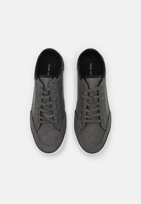 Sneaker in pelle grigia con punta tonda, design con lacci e superiore testurizzato. Presenta suola in gomma bianca e soletta nera con logo.