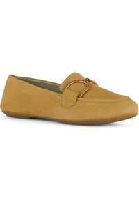 Mocassini in suede giallo senape, con punta rotonda e una decorativa maglia metallica sulla tomaia. Suola in gomma flessibile per il comfort.