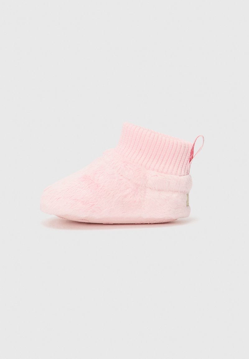 Rosa, fluffy tøfler med ribbet topp, med avrundet tå og en liten løkke bak for enkel slitasje. Myk tekstur hele veien.