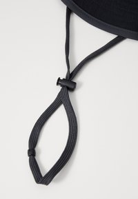 Chapeau de soleil noir avec une sangle de menton, dotée d'une corde tressée durable et d'un système de réglage en plastique, assurant un ajustement confortable.