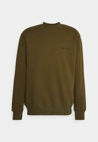Sweat-shirt olive avec un col montant, des manches longues, des poignets et un ourlet côtelés. Présente un logo noir discret sur la poitrine. Texture douce.