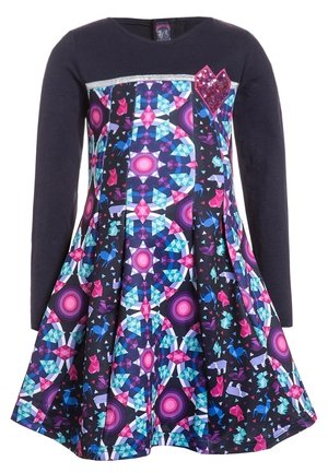 Langærmet kjole med en marineblå top og et farverigt mønstret skørt med geometriske former i pink, lilla og blå. Indeholder en glitrende hjerteaccent.