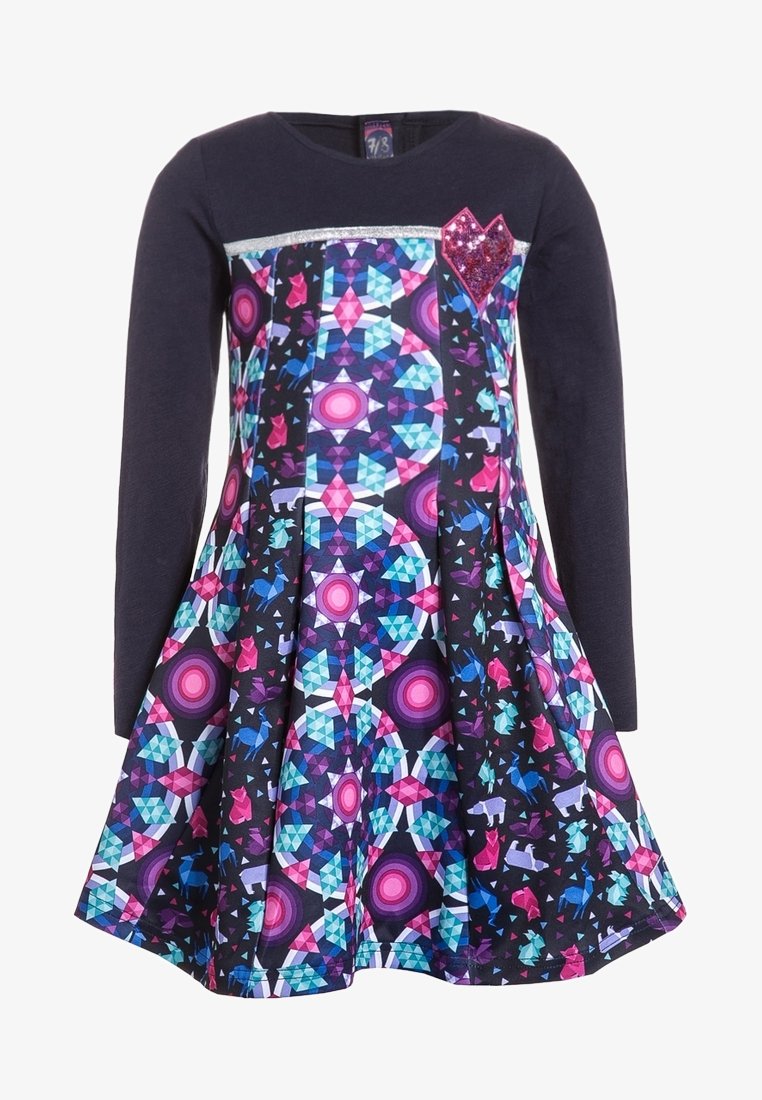 Robe à manches longues avec un haut bleu marine et une jupe colorée à motifs géométriques en rose, violet et bleu. Comprend un accent en forme de cœur scintillant.