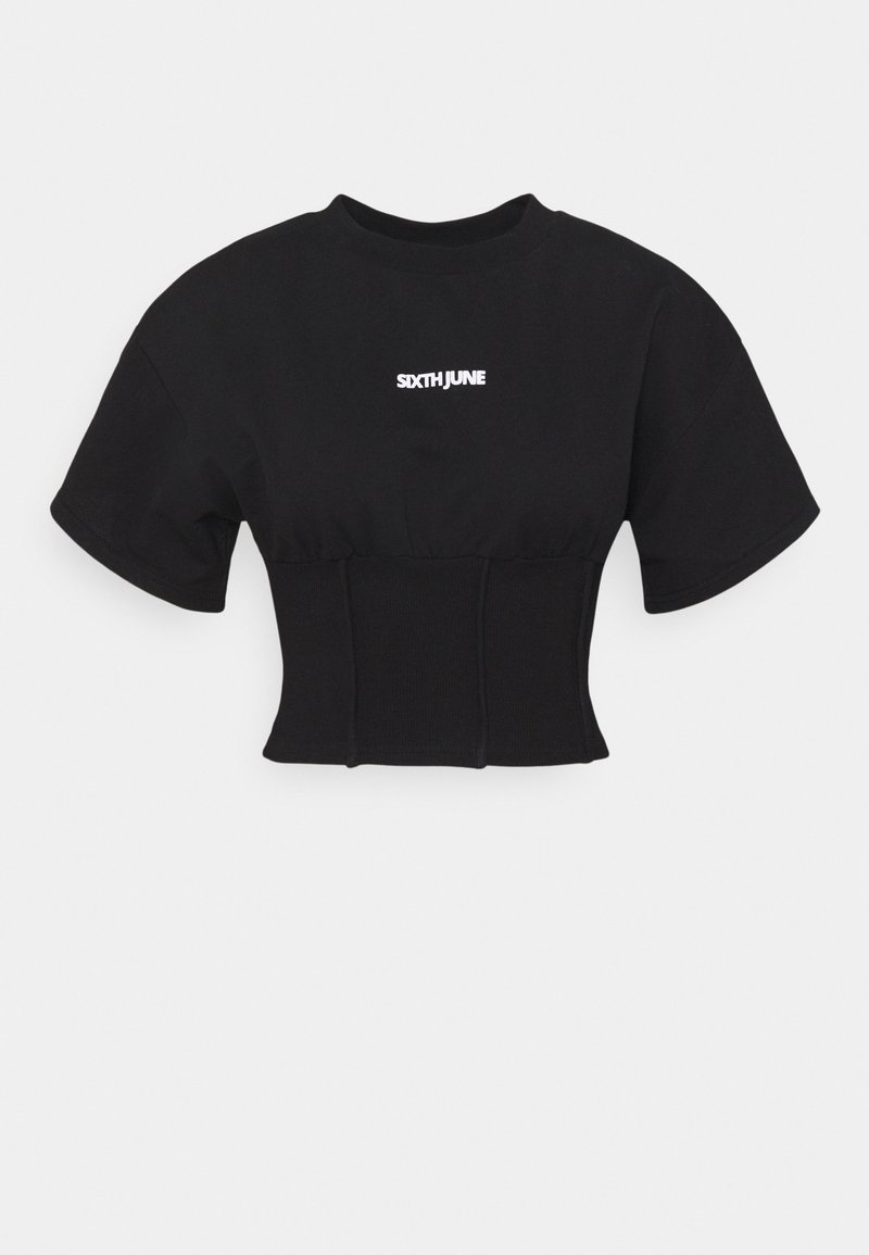 Camiseta corta negra de algodón con mangas cortas, que presenta un logo blanco de "SIXTH JUNE" en el pecho y una banda ajustada en la cintura.