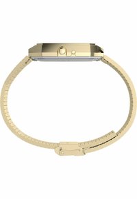 Montre-bracelet au ton doré avec un cadran carré, un bracelet en métal à motifs et une fermeture à clapet ; elle présente une couronne et deux boutons de lunette sur le côté.