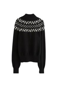 Sort strikket sweater med et hvidt geometrisk mønster over skuldrene og ærmerne. Ribbede kanter ved kraven og ærmerne, oversize pasform.
