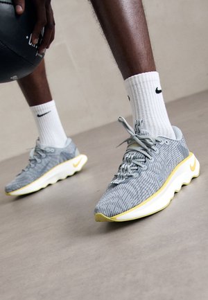 MOTIVA - Treniņkurpes - smoke grey/saturn gold sail