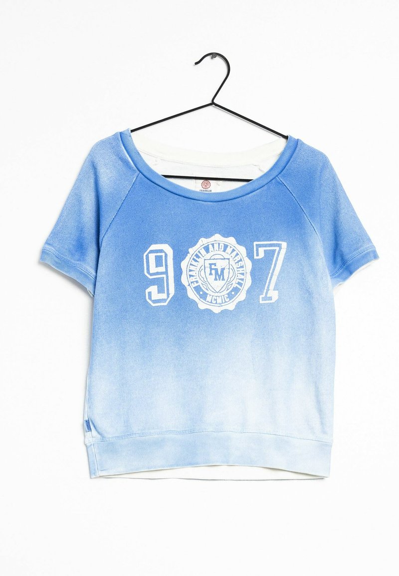 Světle modrý svetr s gradientním designem, na přední straně s bílým textem "907" a kruhovým logem. Měkká tkanina s kulatým výstřihem.