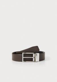 Ceinture en cuir brun avec une finition texturée, dotée d'une boucle en métal argenté et de deux pointes. Le design est simple et sans embellissement.