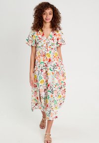 Robe à imprimé floral avec des manches flutter courtes, un décolleté en V, une découpe à l'avant et une silhouette fluide longueur cheville dans des couleurs vives.