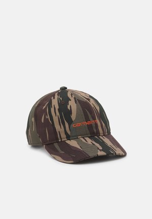 Czapka z daszkiem w kamuflażowym wzorze o brązowych, zielonych i czarnych odcieniach, z pomarańczowym haftowanym logo „carhartt” na przednim panelu.
