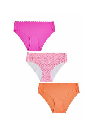 Trois culottes bikini pour femmes en rose uni, rose à motif et orange uni, chacune avec des bords festonnés, disposées verticalement.