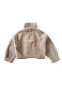 Beige nepbontjas met een hoge kraag, cropped ontwerp en een gestructureerde stof. Heeft verlaagde schouders en een zachte, fluweelachtige afwerking.