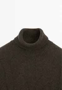 Maglione dolcevita marrone con trama a coste e motivo a treccia verticale. Presenta un collo spesso e ripiegato in un materiale morbido simile alla lana.