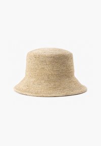 Klobúk typu bucket vyrobený z tkaného prútia v prirodzenej béžovej farbe, s okrúhlou korunkou a mäkkým dizajnom s klesajúcim brimom.