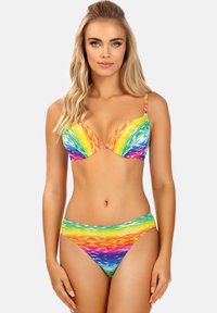 Wielokolorowy zestaw bikini składający się z wzorzystego stanika z wyjmowanymi miseczkami i regulowanymi ramiączkami; dopasowane majtki o wysokim kroju.