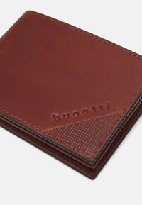Portefeuille en cuir marron avec une texture lisse, un accent à motifs géométriques et un logo en relief. Design compact avec des bords contrastants.