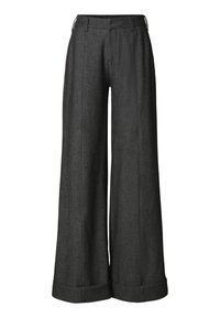 Kalhoty s širokými nohavicemi v tmavě šedé látce, s propracovaným střihem, sklady a manžetami na lemu, klasickým pasem a jemnou texturou.