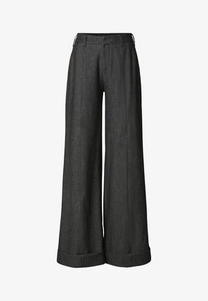 Spodnie z szerokimi nogawkami w ciemnoszarym materiale, o dopasowanym kroju, z plisami i mankietem u dołu, klasycznym pasie i subtelną fakturą.