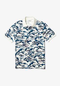 Puuvillainen poolopaita, jossa on valkoinen kaulus, sinivalkoinen pilvikuosi, maisemakuvituksia ja teksti "Terveisiä Ranskasta".