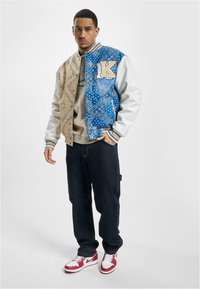 Karl Kani KK RETRO PATCH PAISLEY BLOCK COLLEG - Blouson Bomber - sand/blue/offwhite/beige 