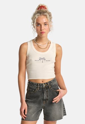 Canottiera cremosa a coste con grafica di una palma; abbinata a shorts in denim nero strappati a vita alta con chiusura a bottoni.