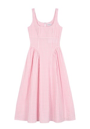 Robe sans manches vichy rose et blanche avec encolure ronde, corsage ajusté, fronces latérales et jupe midi évasée.