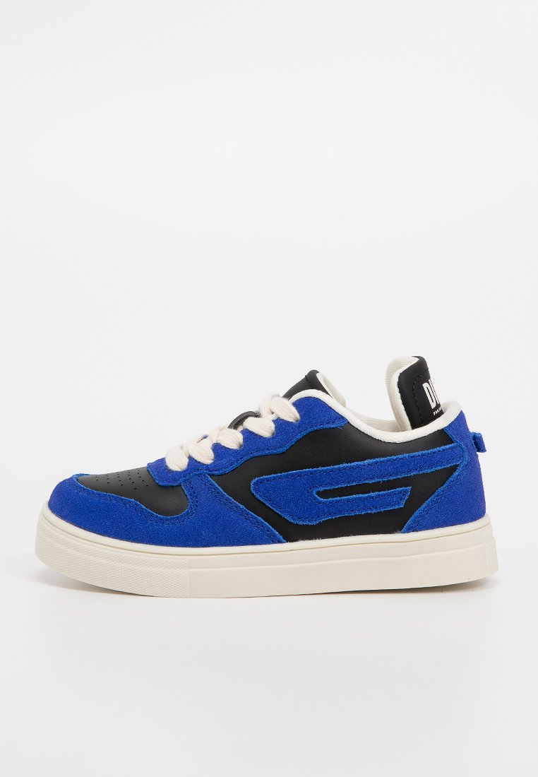 Zapatillas con gamuza azul y acentos de cuero negro, puntera redonda, cordones crema y suela de goma blanca. Talón trasero con detalle de logo.
