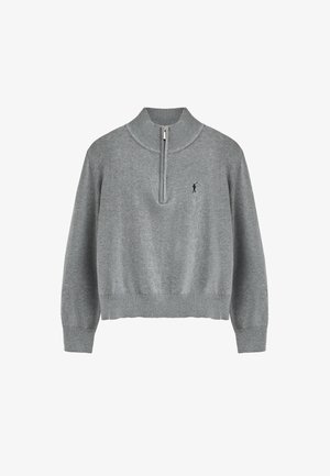 Maglione grigio a pullover con colletto alto e chiusura a mezza zip. Presenta polsini e orlo a coste, con un piccolo logo sulla parte sinistra del petto.