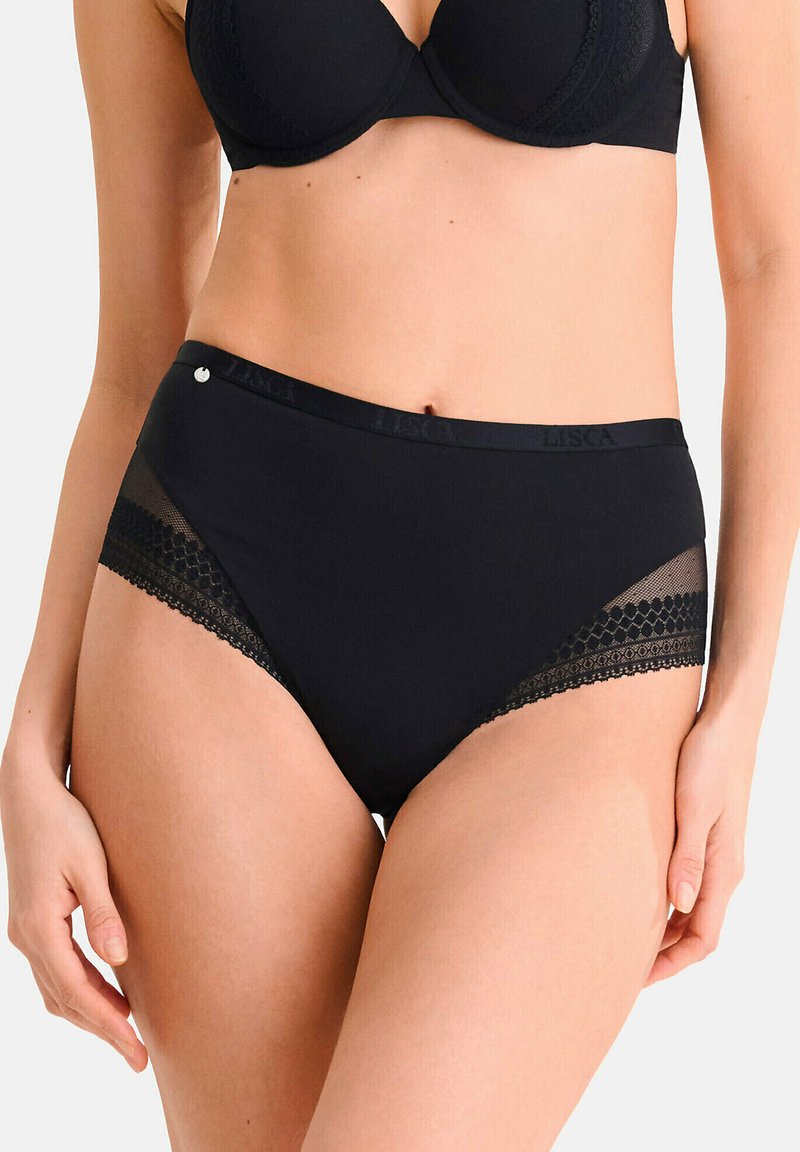 Zwarte high-waisted slips van een gladde stof, met kanten zijpanelen met een geometrisch patroon en een kleine metalen accent met merk op de tailleband.